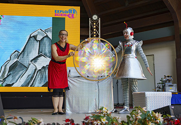 2025: Interaktives Theaterstück “Das Geheimnis des gestohlenen Lichts - ein MINT-Abenteuer”