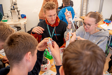 An der Station des Max-Planck-Instituts für Dynamik komplexer technischer Systeme Magdeburg reinigen Schülerinnen und Schüler Proteine und lernen deren Bedeutung für biochemische Prozesse, Medikamente und Ernährung kennen.